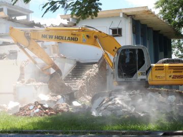 Máquina inicia a demolição da antiga sede para dar espaço à obra do Residencial Omoiru e nova sede