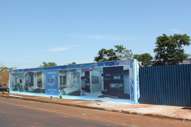 Tapumes que protegem a obra de construção da nova sede recebem adesivos com imagens do Residencial Omoiru