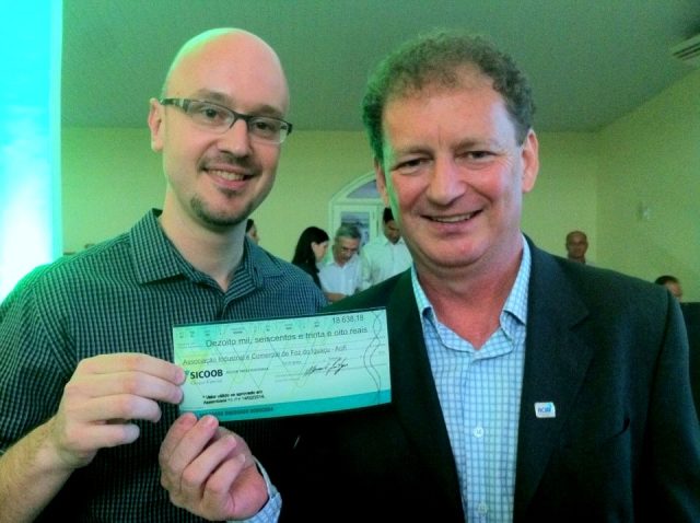 Roni Temp e Dimas Bragagnolo, com o cheque de R$ 18,6 mil: cooperativismo