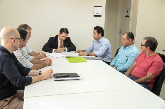 Entidades entregaram petição ao promotor de Justiça, Marcos Cristiano de Andrade (Foto: Kiko Sierich)