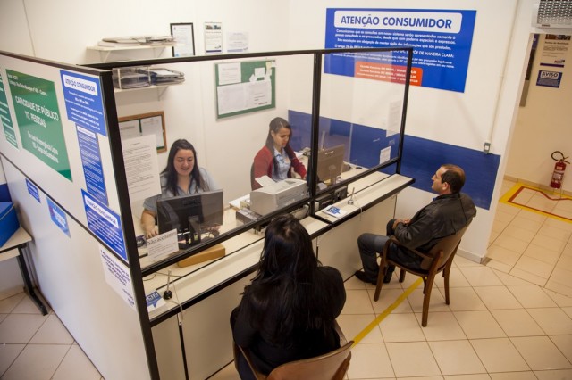 O atendimento do SPC na ACIFI é feito por Anne Carolyne e Gabriela Ferraz (Foto: Kiko Sierich)