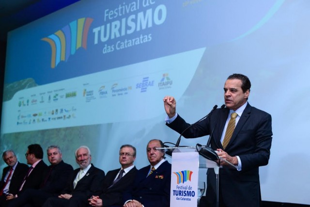 O ministro do Turismo, Henrique Alves, na abertura do Festival do Turismo. (Foto: Marcos Labanca)